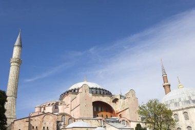 İstanbul'un eski kentinde ayasofya kubbe ve minareleri görünümü