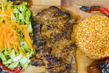 Taze hazırlanmış ızgara biftek görünümü