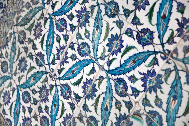 İstanbul Topkapı Sarayı'ndan çiçek desenli eski Osmanlı el yapımı Türk çinileri