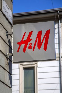 Milano, İtalya - 9 Mart 2014: Milano, İtalya'daki H&M mağazasının detayları. H&M, 1947 yılında kurulan İsveçli çokuluslu perakende giyim şirketidir..