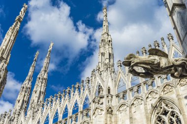 İtalya'daki ünlü Duomo di Milano Katedrali'nin çatısındaki beyaz mermer heykellere bakış