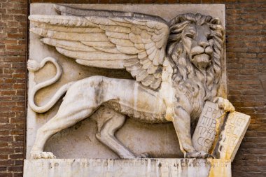 Verona Piazza delle Erbe eski evin duvarında Venedik kanatlı aslan, İtalya