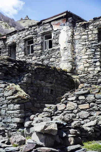 Vista Antigua Casa Montaña Pedregosa Aldea Gergeti Cerca Del Pico — Foto de Stock