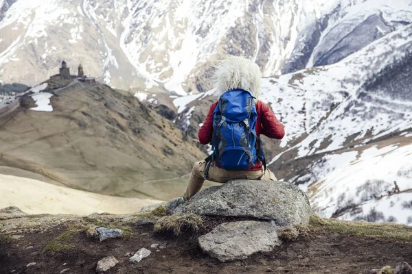 Vista Excursionista Joven Con Sombrero Piel Papakha Tradicional Las Montañas — Foto de Stock