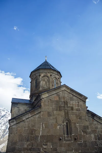 Zobacz Kościele Gergeti Trinity Gruzji — Zdjęcie stockowe