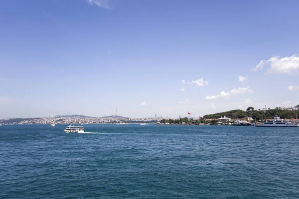 Näkymä Veneellä Bosporinsalmessa Istanbulissa Turkissa — kuvapankkivalokuva