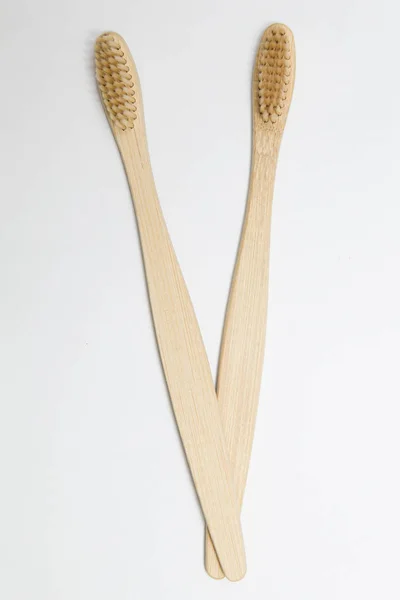 Dva Bambusové Zubní Kartáčky Izolované Bílém Pozadí — Stock fotografie