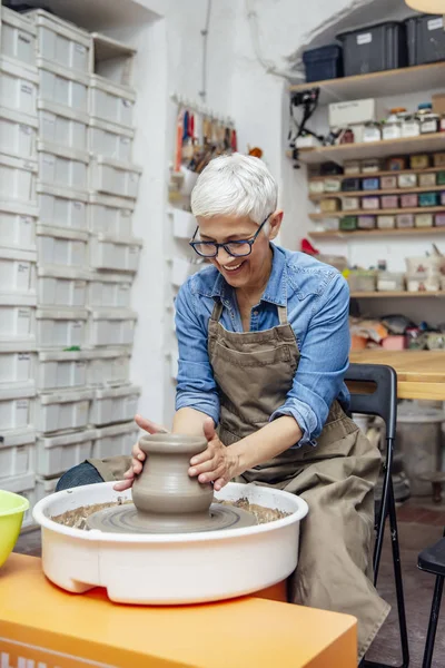 Dobrze Wyglądający Starszy Żeński Potter Pracujący Kole Garncarskim Siedząc Jej — Zdjęcie stockowe