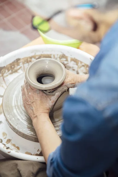 Alfarera Senior Buen Aspecto Trabajando Rueda Cerámica Mientras Está Sentada — Foto de Stock