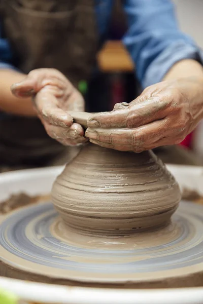 Manos Alfarera Senior Trabajando Rueda Cerámica Mientras Está Sentada Taller — Foto de Stock