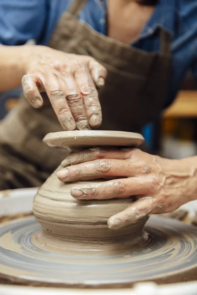 Handen Van Senior Vrouwelijke Potter Werken Aardewerk Wiel Terwijl Zittend — Stockfoto