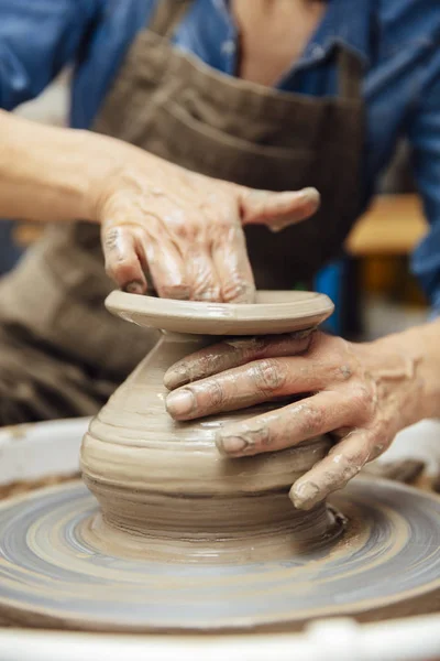 Mãos Oleiro Sênior Trabalhando Roda Cerâmica Enquanto Sentado Sua Oficina — Fotografia de Stock