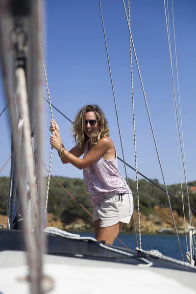 Όμορφη Νεαρή Γυναίκα Ταξιδεύει Κατά Μήκος Της Μεσογείου Θάλασσα Ιστιοπλοίο — Φωτογραφία Αρχείου