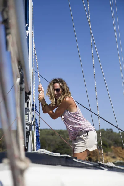 Hermosa Joven Viajando Largo Del Mar Mediterráneo Barco Vela Verano —  Fotos de Stock