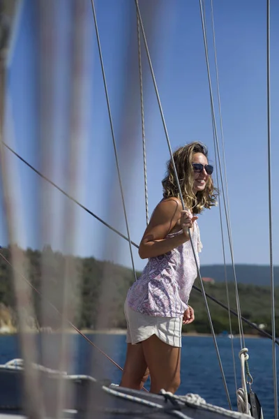 美丽的年轻女子沿着地中海旅行的帆船在夏天 — 图库照片