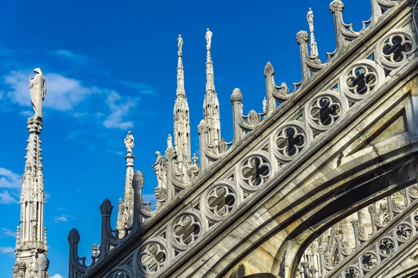 Widok Białych Marmurowych Rzeźb Dachu Słynnej Katedry Duomo Milano Włoszech — Zdjęcie stockowe