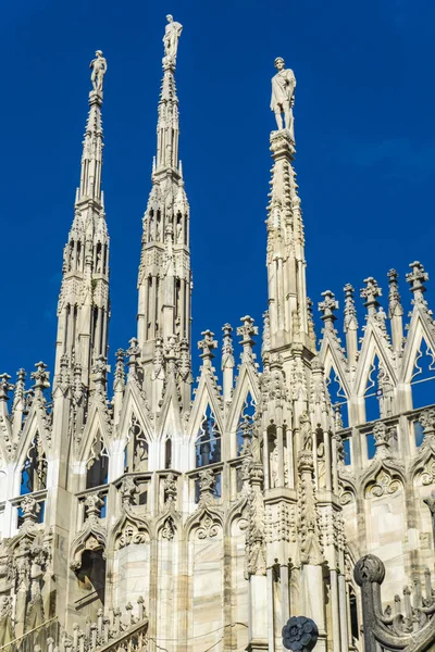 在意大利著名的米兰大教堂屋顶上欣赏白色大理石雕像 — 图库照片