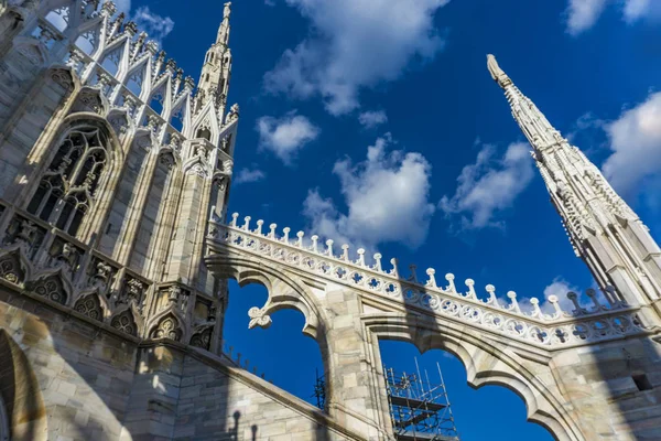 Pohled Sochy Bílého Mramoru Střeše Slavné Katedrály Duomo Milano Itálii — Stock fotografie