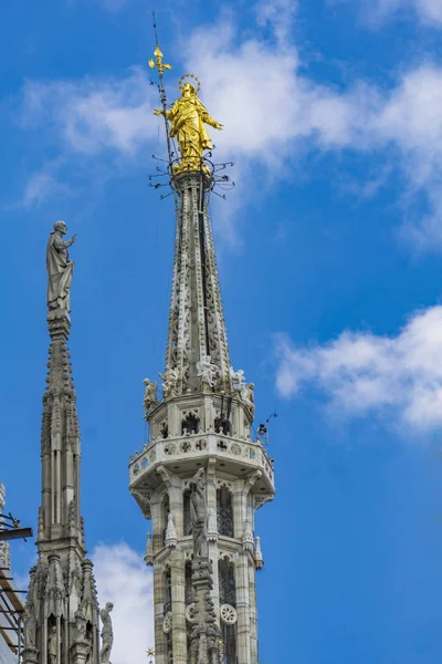 イタリアのミラノ大聖堂 ドゥオーモ ミラノ の上にある聖母マリア像 — ストック写真