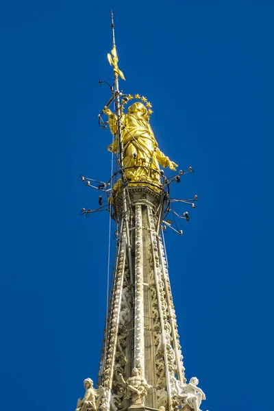 Estátua Virgem Maria Topo Catedral Milão Duomo Milano Itália — Fotografia de Stock