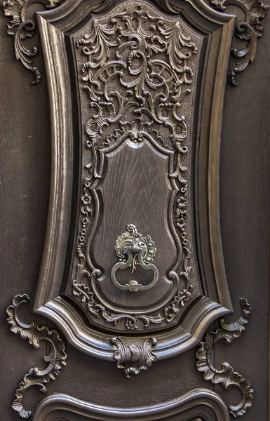 Artystyczny Zabytkowe Stare Żelazne Drzwi Metalowe Kołatka Zamkniętych Ozdobnych Drewnianych — Zdjęcie stockowe