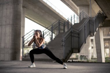 Kentsel ortamda Pretty genç kadın egzersiz