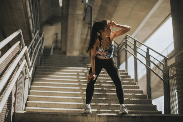 Portrait Pretty Young Female Runner Resting Stairs — Stock Photo, Image