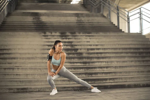 Mujer Joven Bonita Con Brazalete Haciendo Ejercicio Entorno Urbano — Foto de Stock