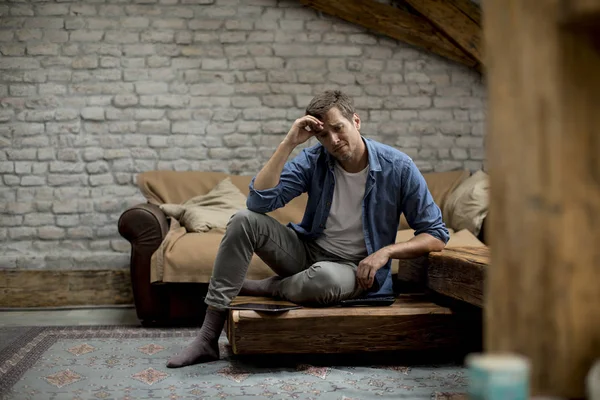 Stressad Ung Man Sitter Lägenheten Rummet — Stockfoto