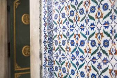 İstanbul Topkapı Sarayı'ndan çiçek desenli eski Osmanlı el yapımı Türk çinileri