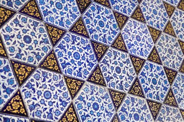 İstanbul Topkapı Sarayı'ndan çiçek desenli eski Osmanlı el yapımı Türk çinileri