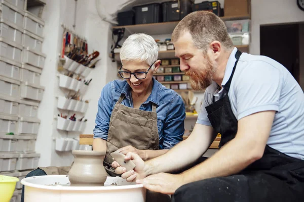 Seniorin Spinnt Mit Hilfe Eines Lehrers Töpferkurs Ton Auf Einem — Stockfoto