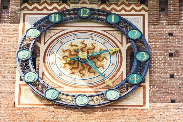 在意大利米兰的斯福扎城堡的时钟观看 — 图库照片