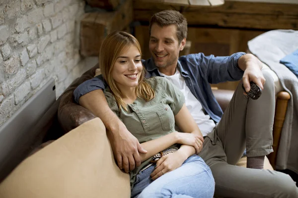 Souriant Beau Jeune Couple Relaxant Regarder Télévision Maison — Photo