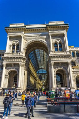 MILAN, İtalya - 15 Nisan 2019: Milano, İtalya 'da Galleria Vittorio Emanuele II tarafından tanımlanamayan kişiler. 1865 ve 1877 yılları arasında Giuseppe Mengoni tarafından inşa edilen dünyanın en eski alışveriş merkezlerinden biridir..