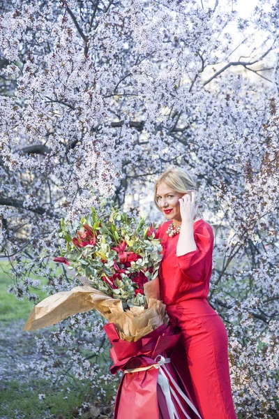 Портрет Красивої Блондинки Червоній Сукні Стоїть Тримає Букет — стокове фото