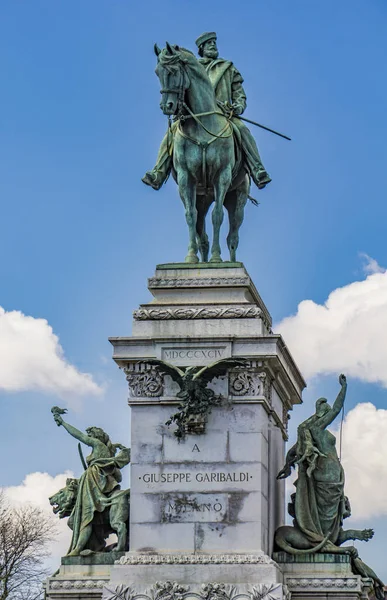 意大利米兰朱塞佩 加里巴尔迪纪念碑 — 图库照片