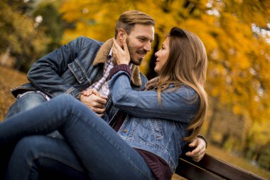 Aşıklar şehir parkında bir bankta oturuyor.