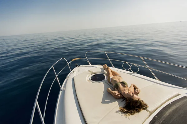Söt Ung Kvinna Bär Bikini Båten Sommaren — Stockfoto
