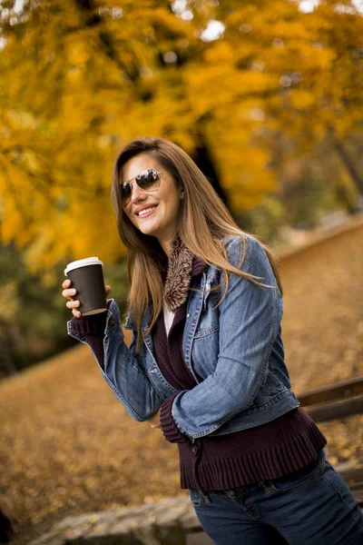 Mujer Joven Tomando Café Parque Otoño — Foto de Stock