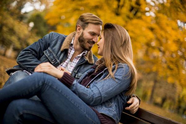 Los Amantes Están Sentados Banco Parque Ciudad —  Fotos de Stock