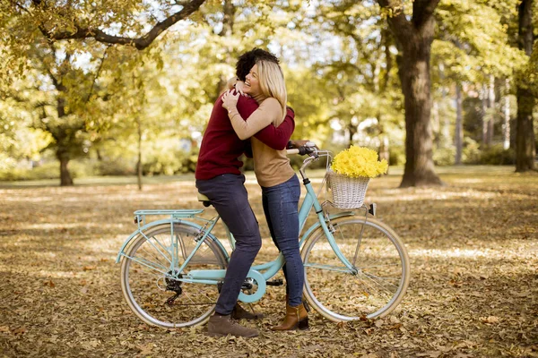 Casal Jovem Multirracial Com Bicicleta Parque Outono — Fotografia de Stock