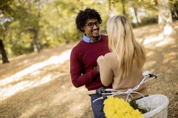 Pareja Joven Multirracial Con Bicicleta Pie Parque Otoño — Foto de Stock