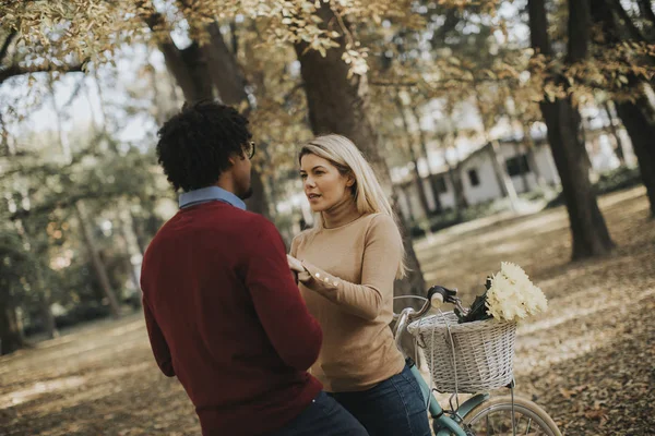 Pareja Joven Multirracial Con Bicicleta Pie Parque Otoño — Foto de Stock