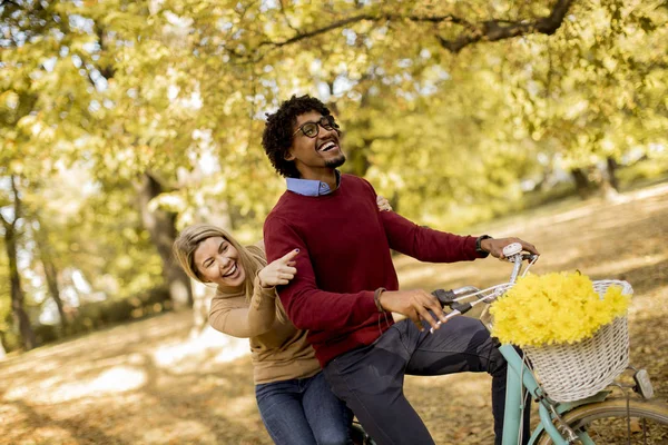 Casal Jovem Multirracial Andando Bicicleta Parque Outono — Fotografia de Stock