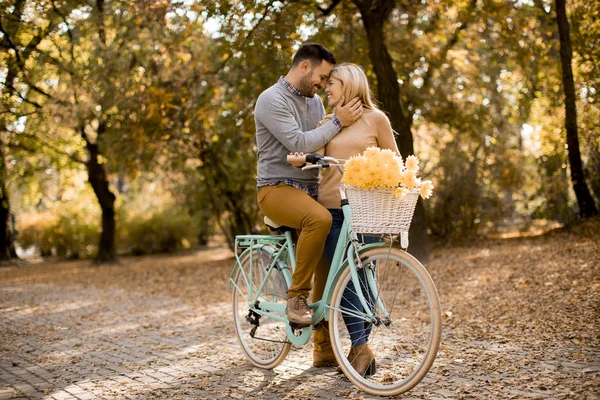 Ativo Jovem Casal Desfrutando Juntos Andar Bicicleta Parque Outono Dourado — Fotografia de Stock