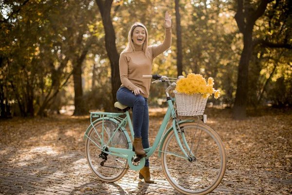 Jovem Atraente Andando Bicicleta Parque Outono Dourado — Fotografia de Stock