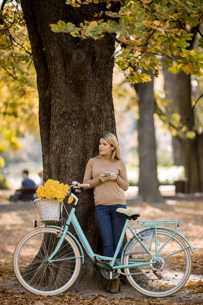 Mulher Muito Jovem Com Bicicleta Usando Smartphone Parque Outono — Fotografia de Stock