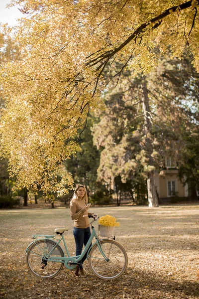 Hübsche Junge Frau Mit Fahrrad Und Smartphone Herbstpark — Stockfoto