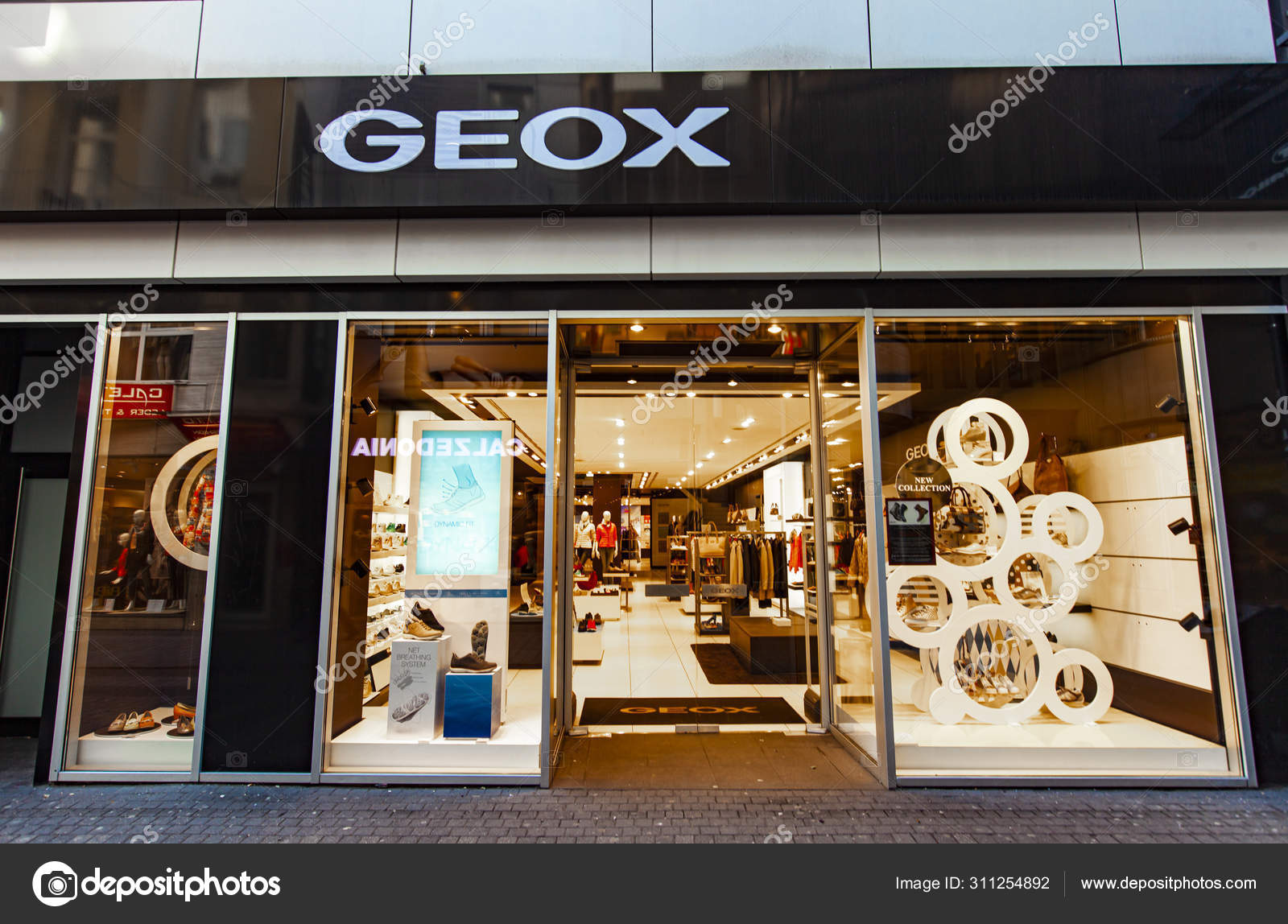 Santuario Imaginación tallarines Geox fotos de stock, imágenes de Geox sin royalties | Depositphotos